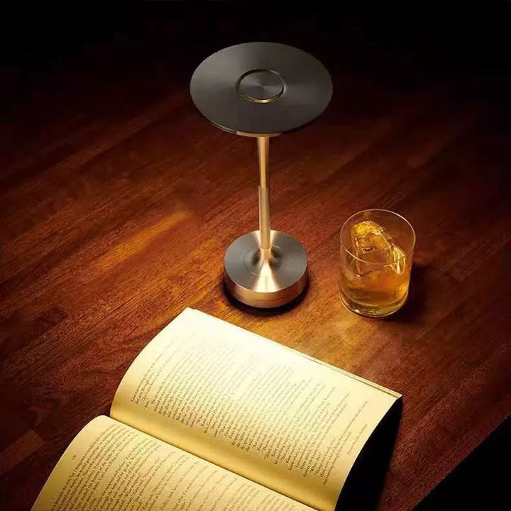Robuste LED-Tischlampe ClarityGlow IP44, ideal für drinnen und draußen.