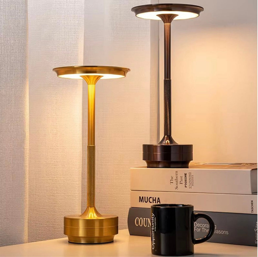 Design-Tischlampe ClarityGlow aus Aluminium mit verstellbarem LED-Licht.