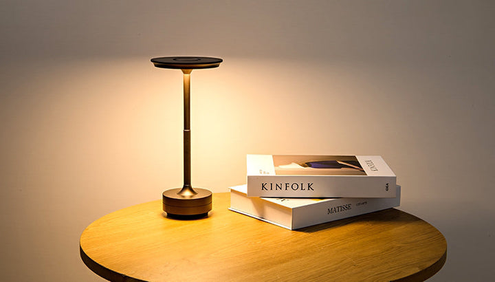 Tragbare LED-Lampe ClarityGlow, kabellos, dimmbar, für vielseitigen Einsatz.