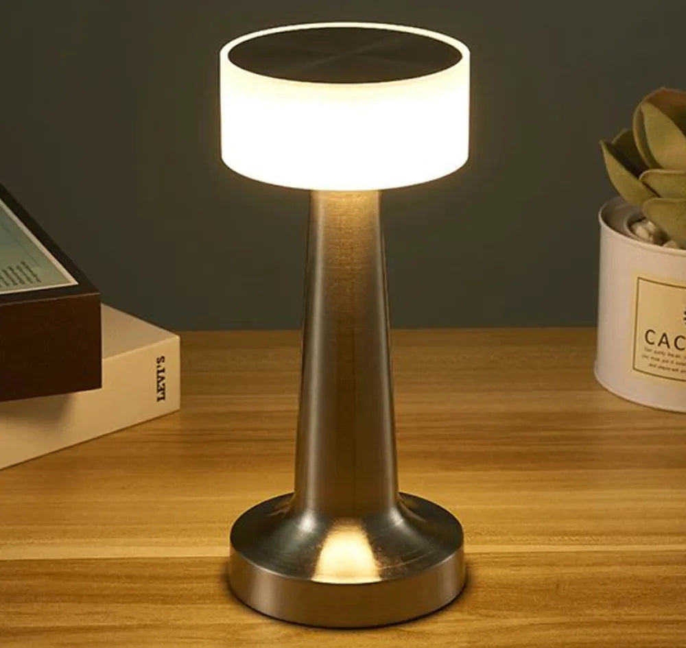 Stilvolle akkubetriebene LED Lampe, dimmbar, ideal für moderne Wohnzimmer- oder Schlafzimmer-Beleuchtung.