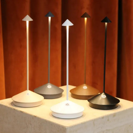 Stilvolle kabellose LED-Tischlampe für den Schreibtisch. Dimmbares Licht zum Arbeiten & Lesen.