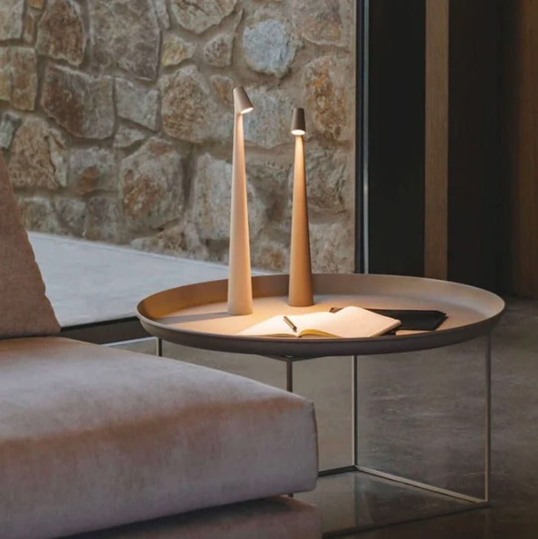 Minimalistische kabellose LED Tischlampe, nordisches Design. Vielseitige Akku-Lampe für Leselicht und Ambientebeleuchtung.