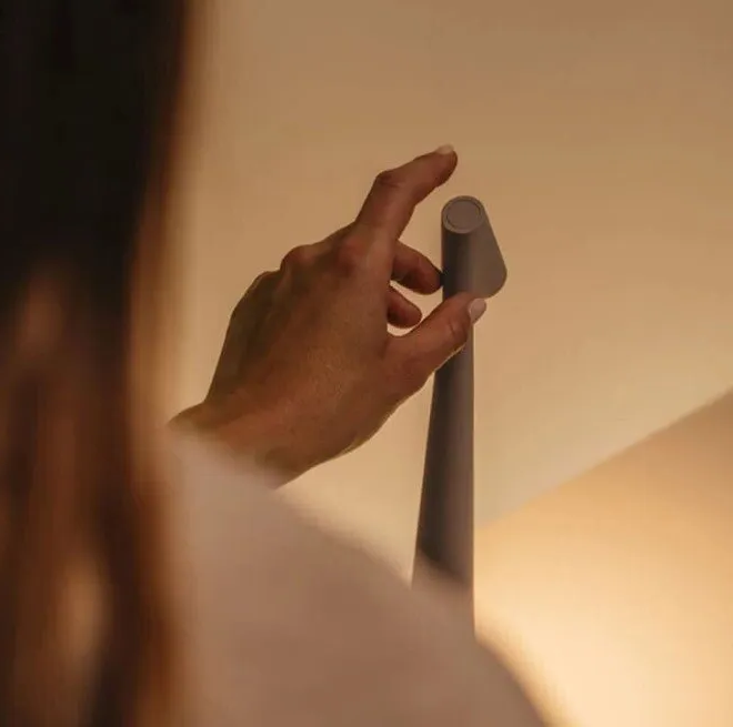 Tragbare, minimalistische LED Tischlampe mit Akku, perfekt als Leselampe oder Esslampe, dimmbar.
