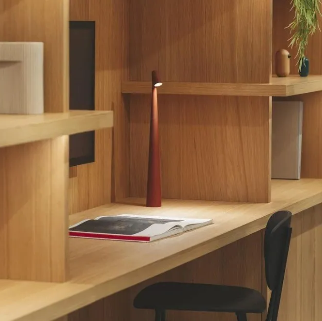Elegante kabellose nordische Designlampe mit LED, bietet warmes Stimmungslicht für moderne Innenräume.