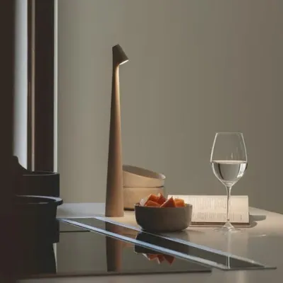 Nordische Akku-Tischlampe mit LED, kabellos & minimalistisch, vielseitig einsetzbar als Stimmungs- oder Leselampe.