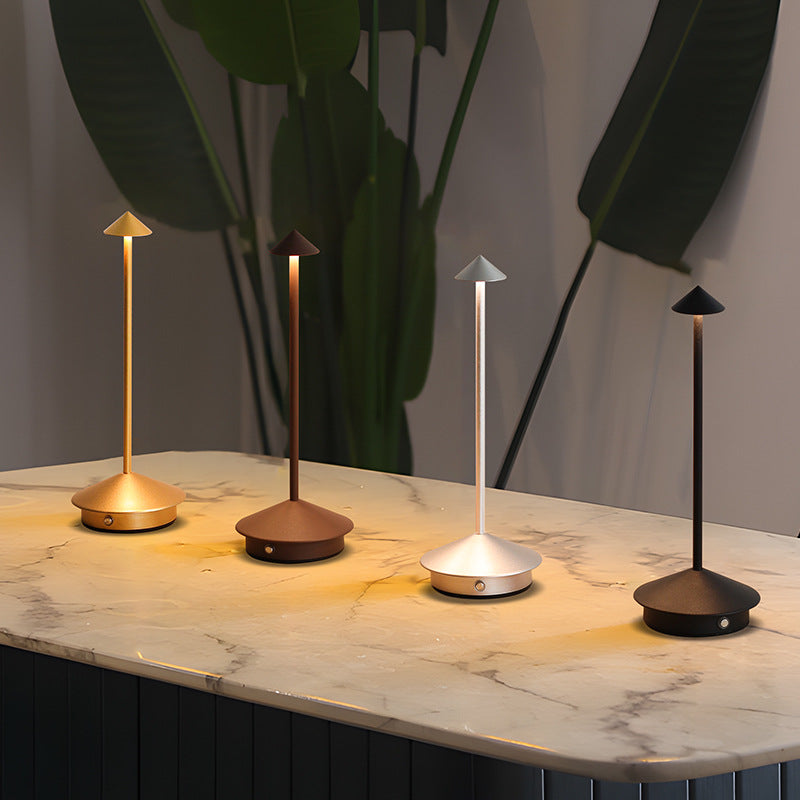 Elegante Akku Designlampe, dimmbare LED Tischleuchte für stilvolle Innen- & Außenbeleuchtung.
