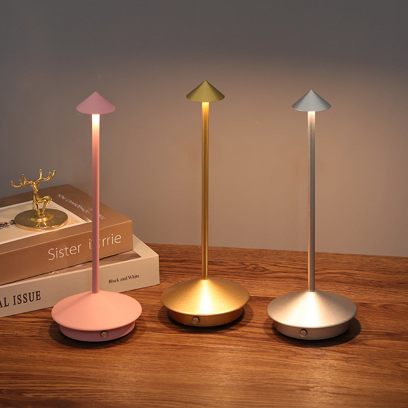 Moderne kabellose LED Tischlampe in Gold-Optik, Akku-betrieben, ideal als Dekolampe.