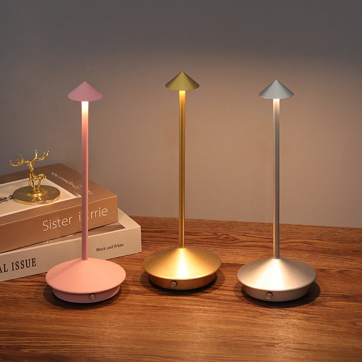 Moderne kabellose LED Tischlampe in Gold-Optik, Akku-betrieben, ideal als Dekolampe.