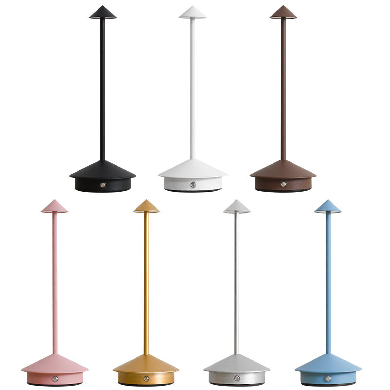 Stilvolle kabellose LED Tischlampe mit edlem Metall-Finish, dimmbar, für gemütliches Licht.