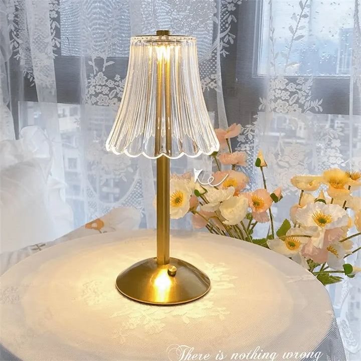 Kabellose LED-Tischlampe mit eleganter Kristalloptik & Dimmfunktion. Perfekt für Nachttisch oder Wohnzimmer-Akzentbeleuchtung.