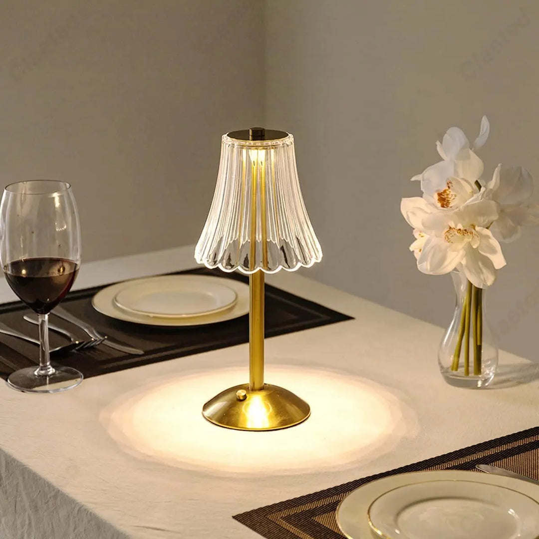 Elegante Kristall-Tischlampe mit LED-Beleuchtung & Dimmfunktion. Eine moderne Ambientebeleuchtung für stilvolle Dekoration.