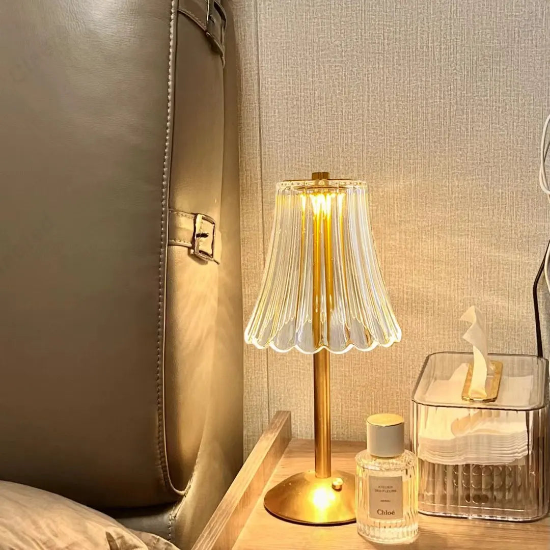 Akzentbeleuchtung: Kabellose LED-Tischlampe in Kristalloptik. Dimmbar per Touchsensor für gemütliche Wohnzimmer-Atmosphäre.