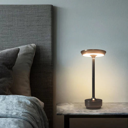 Flexible kabellose LED-Tischlampe mit smartem, dimmbarem Licht. Ideal für jeden Raum, überall einsetzbar.
