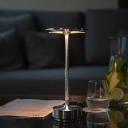 Effiziente kabellose LED-Tischlampe fürs Büro. Dimmbares Licht, modernes smartes Design für konzentriertes Arbeiten.