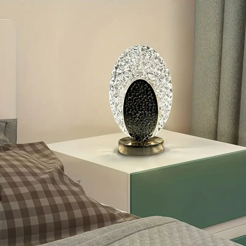 Dekorative LED-Tischlampe mit stilvollem Pfau-Design. Kabellos, dimmbar und USB-aufladbar für gemütliches Ambiente.