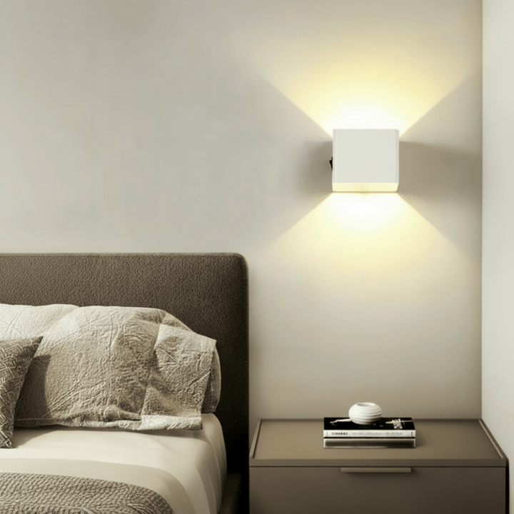 Dekorative kabellose LED-Wandleuchte, USB-aufladbar, mit verstellbarem Lichtkegel für stimmungsvolles Ambiente.