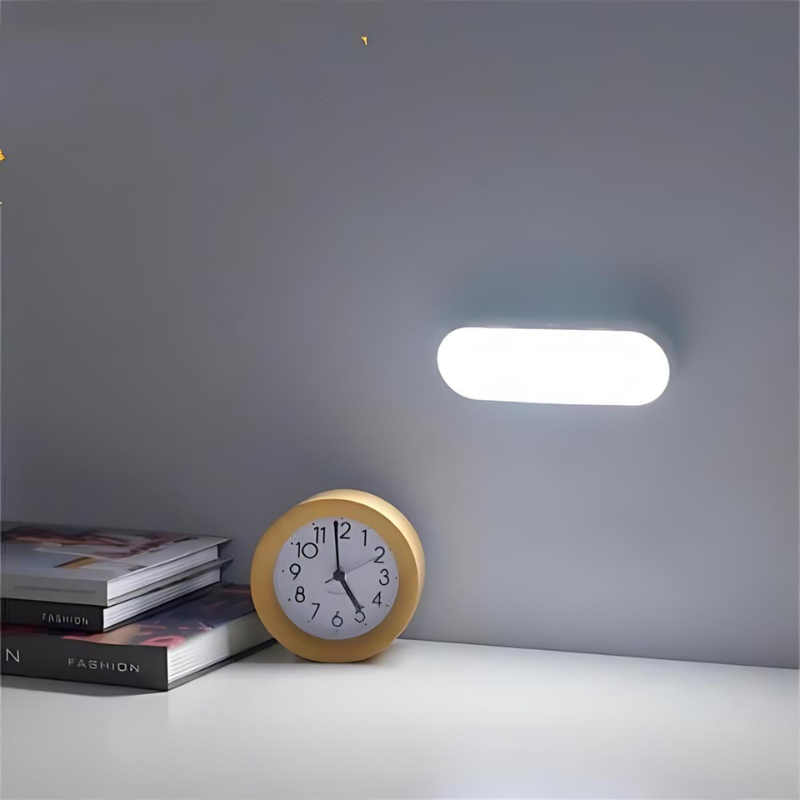 Selbstklebende LED Sensorleuchte, USB aufladbar, warmweißes oder kaltweißes Licht für Innenbereiche.