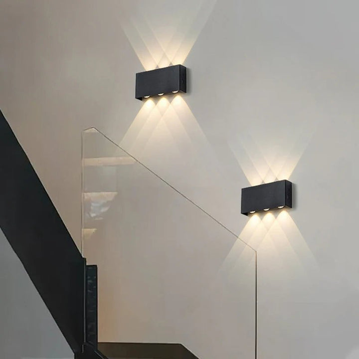 Dimmbare LUMITOUCH Touch-Lampe mit langlebigem Akku in Nussbaum-Optik, vielseitig einsetzbar.