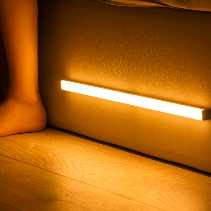 Kabellose LumiTrack LED Bewegungssensorlampe für Schränke & Flure, energieeffizient & einfach montierbar.
