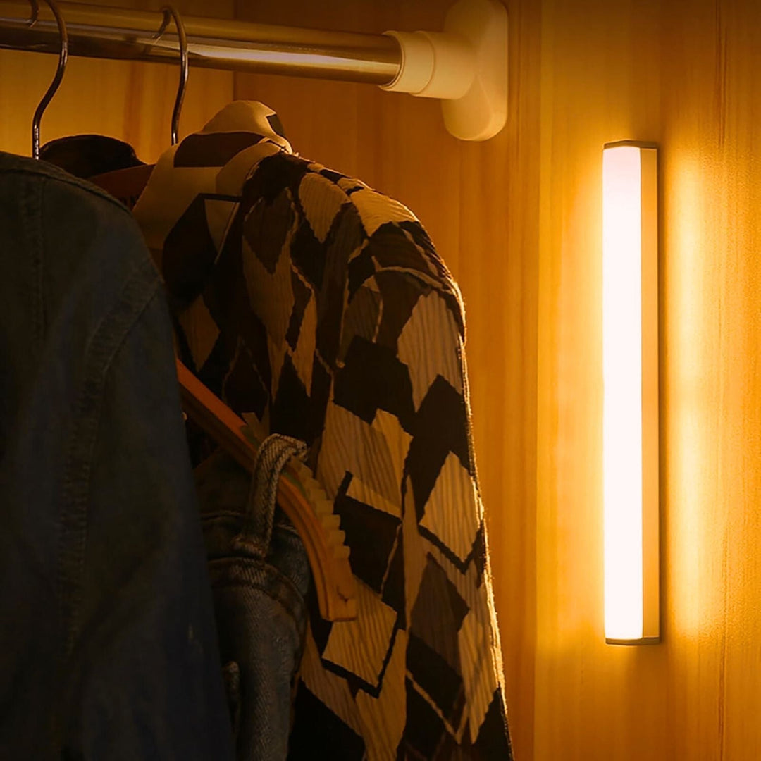 Intelligente LED Bewegungssensorlampe LumiTrack für Schränke, Küchen oder Flure, wahlweise warmweiß oder kaltweiß.