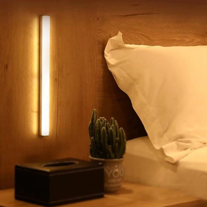 Energieeffizientes kabelloses LED Sensorlicht LumiTrack mit Bewegungssensor, perfekt für dunkle Ecken in Haus & Wohnung.
