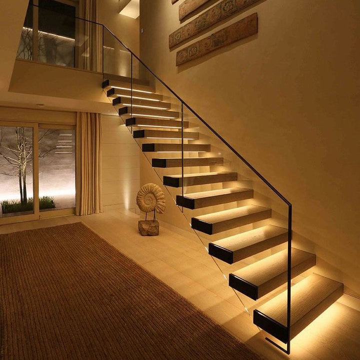 Schlanke, moderne LumiTrack LED Leiste mit Bewegungssensor, magnetische Montage ohne Kabel, ideal für moderne Räume.