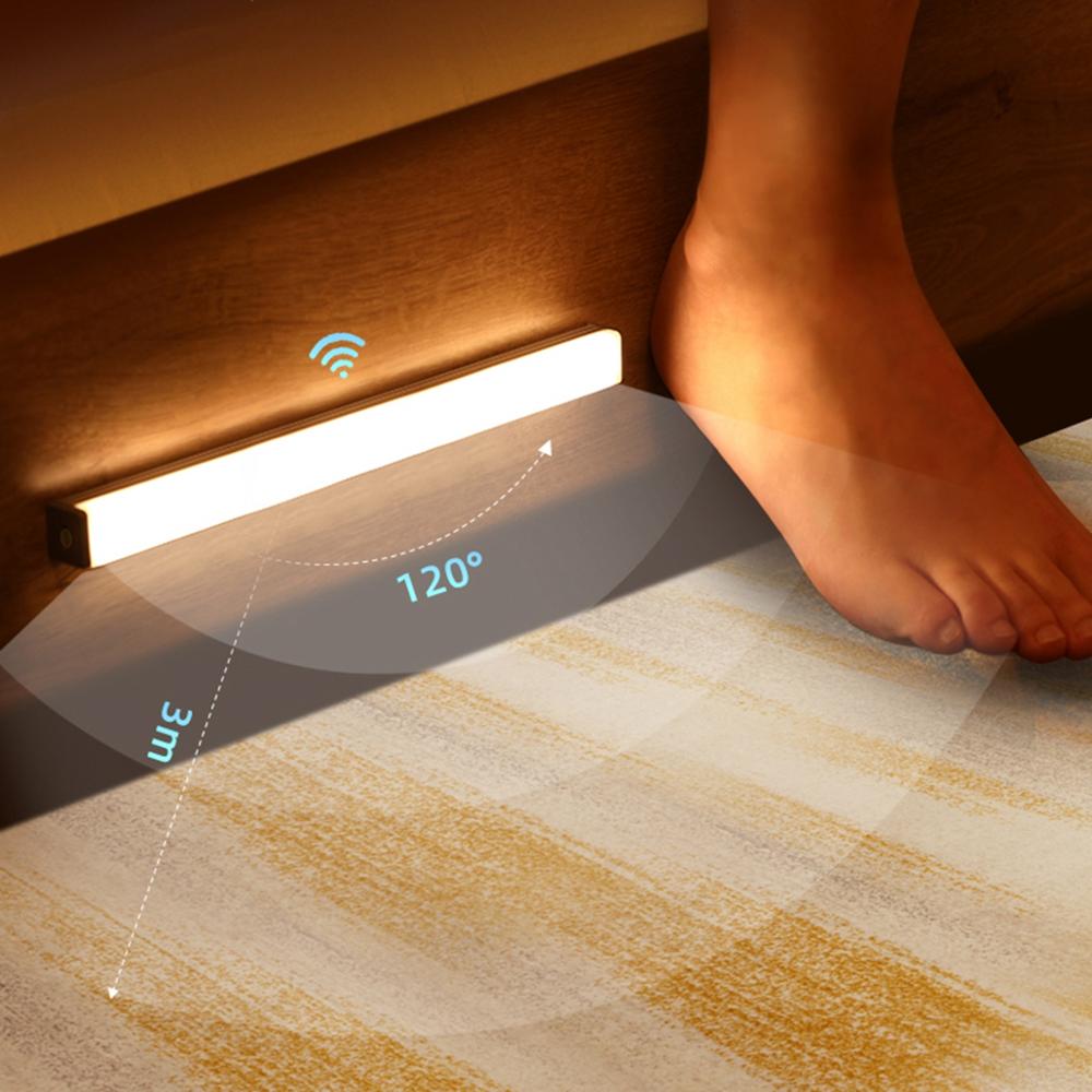 Vielseitige LumiTrack LED Bewegungssensorlampe, kabellos für Schränke, Treppen & Flure, akkubetrieben & leicht versetzbar.