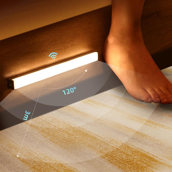 Vielseitige LumiTrack LED Bewegungssensorlampe, kabellos für Schränke, Treppen & Flure, akkubetrieben & leicht versetzbar.