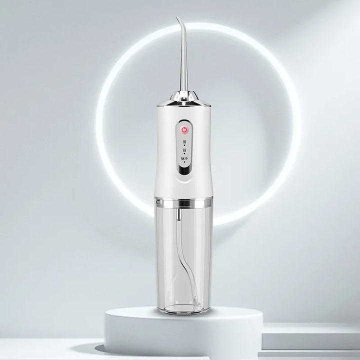 Kompakte, elektrische Reisemunddusche (grün/weiß) für optimale Mundhygiene & Zahnpflege, auch unterwegs.