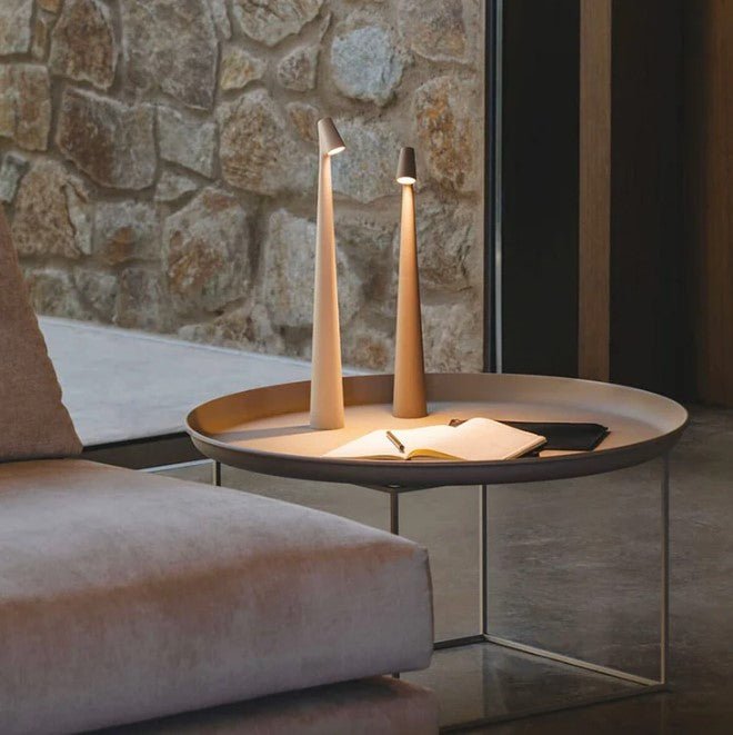 Moderne kabellose LED Tischlampe, minimalistisches Design, ideal als Akzentlicht im Schlafzimmer oder Wohnzimmer.