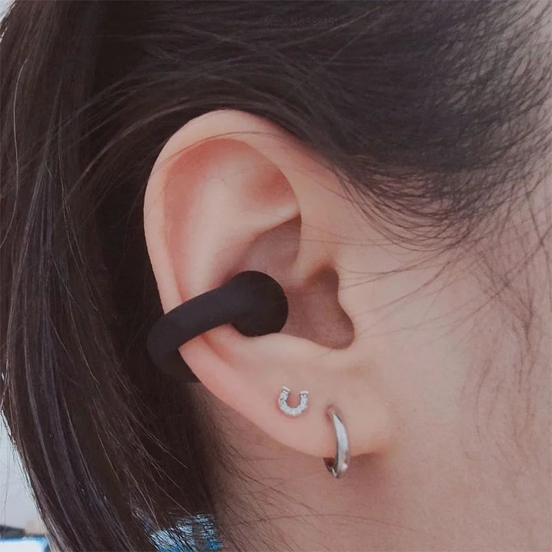 Kabellose Open-Ear Knochenschall-Kopfhörer in Schwarz, ideal für sicheres Hören beim Sport.