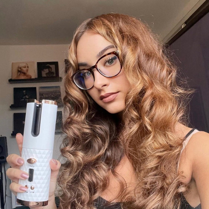 Kabelloser Automatik-Lockenstab für Damen, ideal für perfekte, langanhaltende Locken unterwegs. Batteriebetrieben.