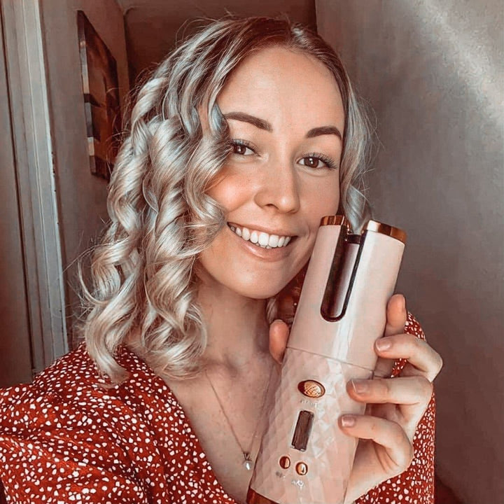 Kompakter kabelloser Lockenstab für einfaches Haarstyling auf Reisen. Erzeugt mühelos schöne Locken. Perfekt für Damen.