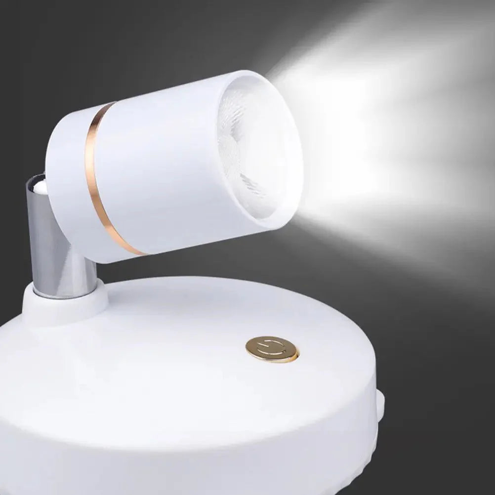 Moderner, kabelloser LED-Spotlight mit Fernbedienung, ideal für Schrank-, Regal- & Akzentbeleuchtung.