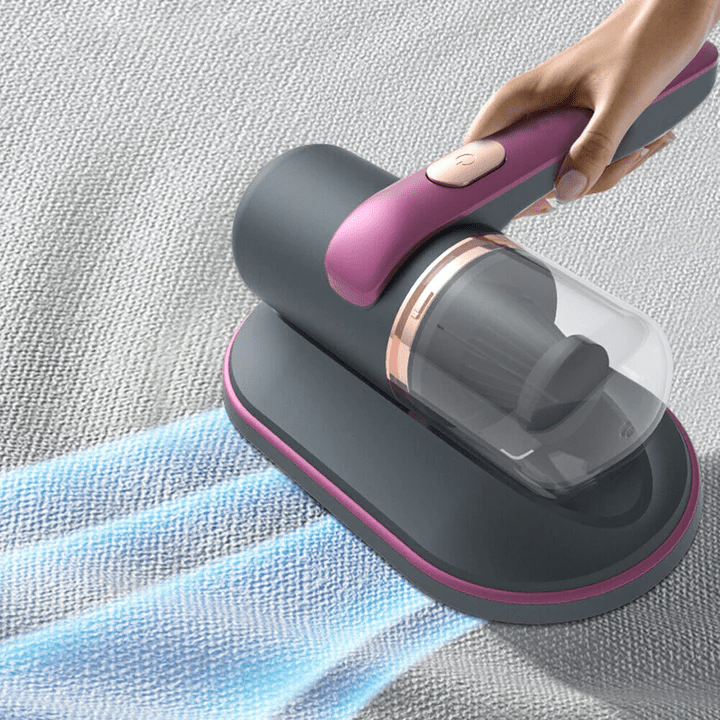 Kabelloser Handstaubsauger Lila-Gold reinigt mühelos Autoinnenraum, ideal für Krümel & Tierhaare.