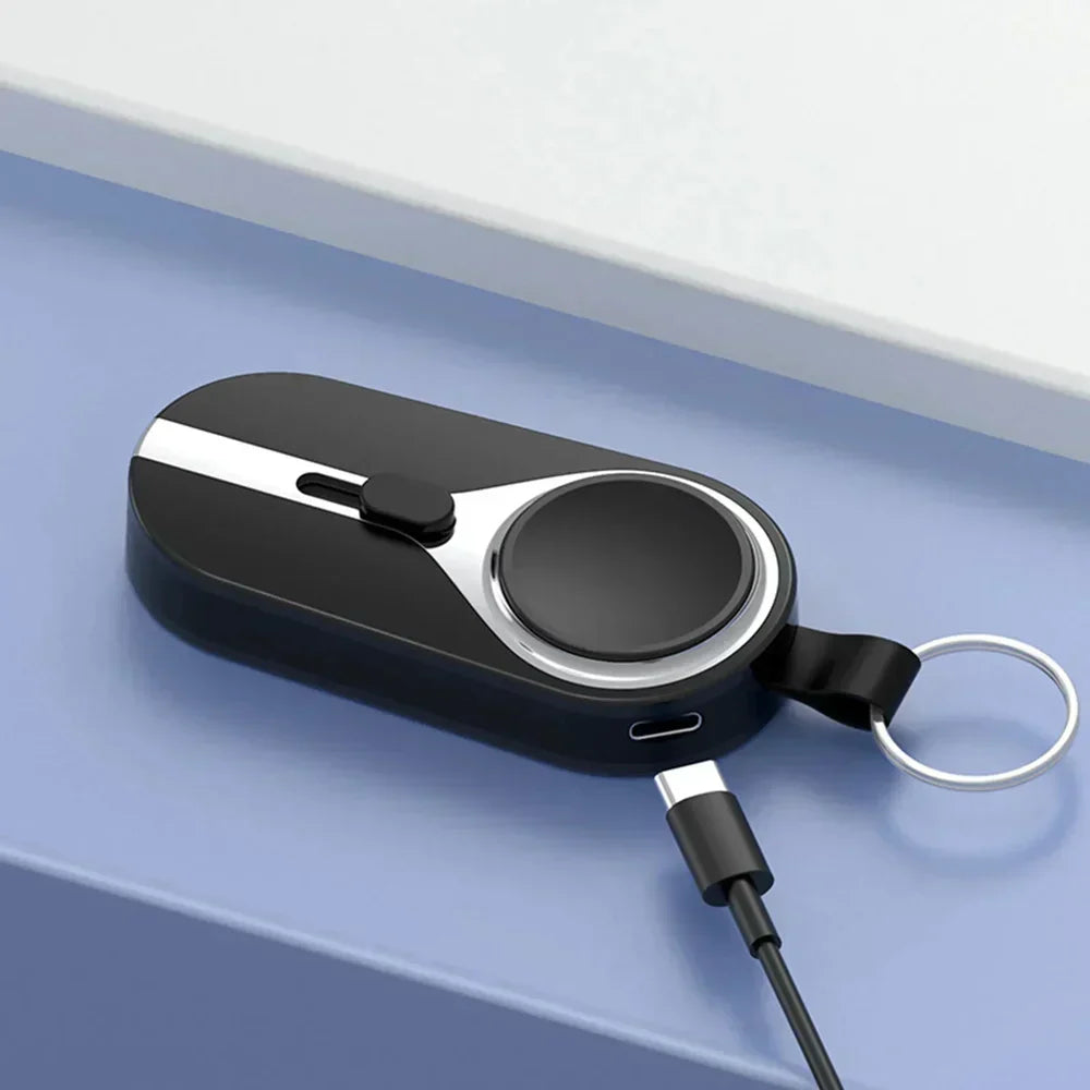 Kabelloser VoltClip Ladeclip für Smartphone & Smartwatch, kompakt und mobil. Schwarzes Reise-Ladezubehör.