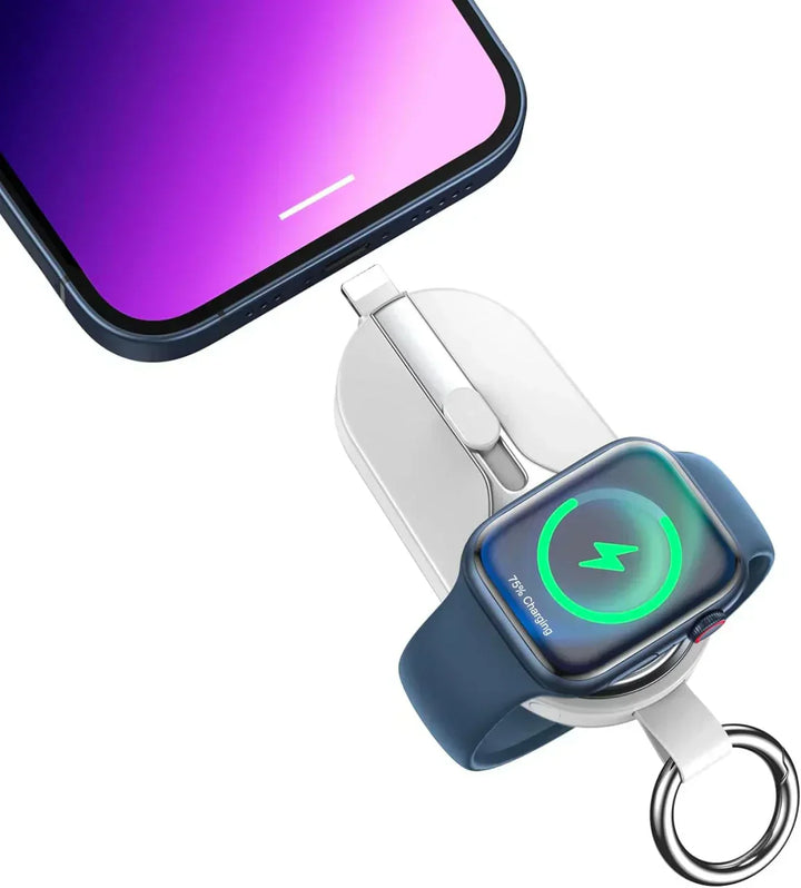 Outdoor-Abenteuer: Person lädt Smartphone mit wasserdichtem VoltClip Ladeclip. Mobile Powerbank für Reisen.