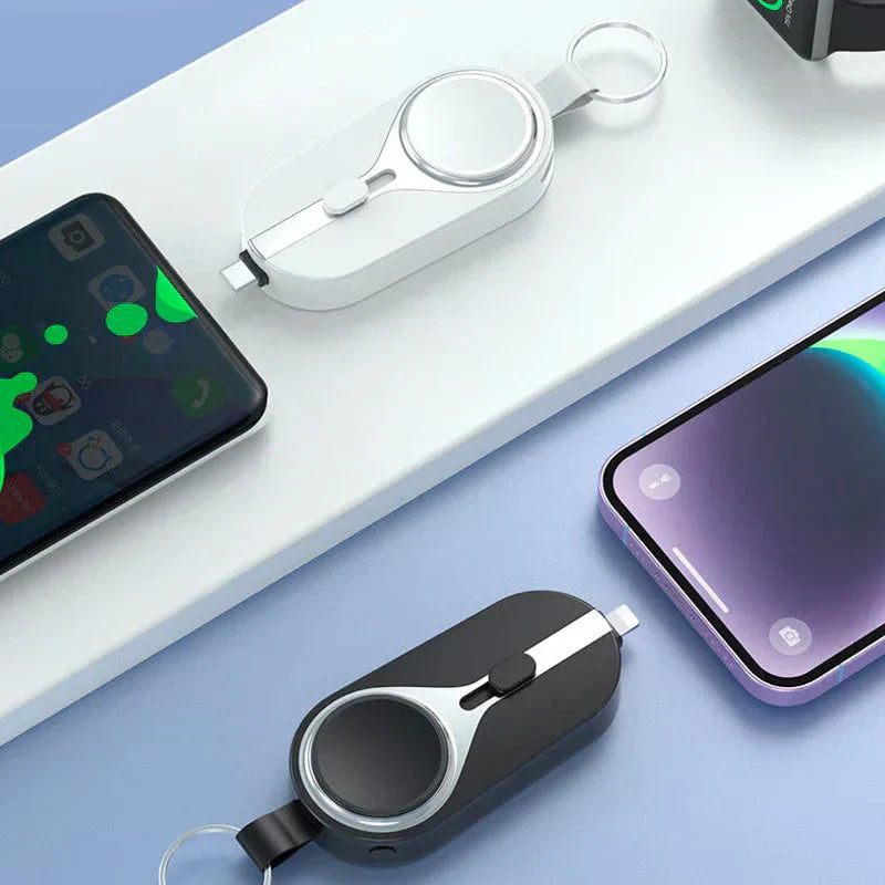 Smartphone wird kabellos mit VoltClip geladen. Ideales mobiles Ladezubehör für unterwegs & Reise.
