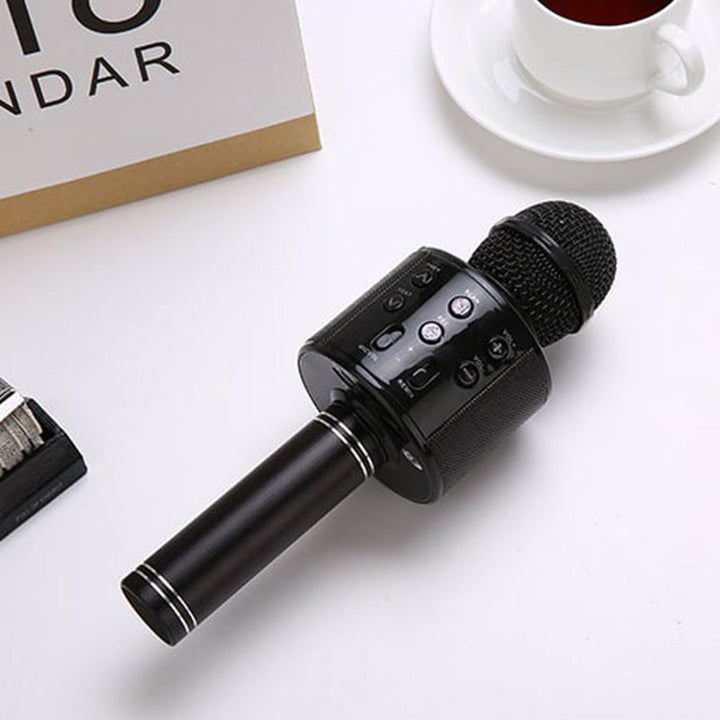 Benutzerfreundliches kabelloses Bluetooth Karaoke-Mikrofon mit eingebautem Lautsprecher für sofortigen Musik-Spaß.