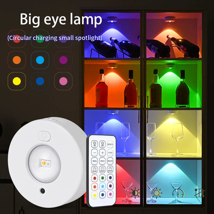 Dimmbares LED Spotlicht mit Fernbedienung für stimmungsvollen Farbwechsel, perfekt als Innenbeleuchtung.