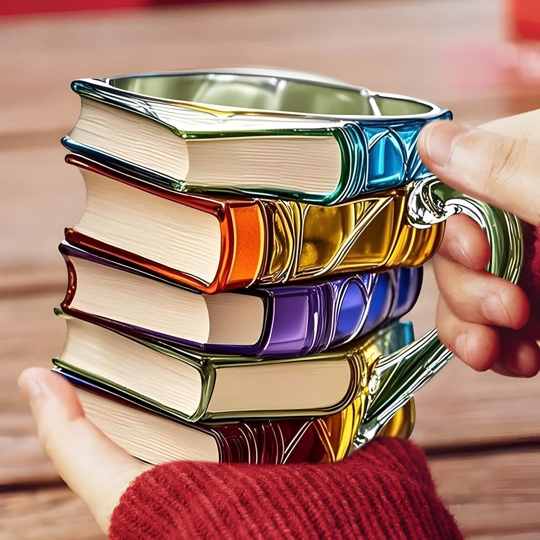 Bunte Harztasse im kreativen 3D Buch Design. Dieser handgefertigte Kaffeebecher ist ein ideales Geschenk für Bücherfans.
