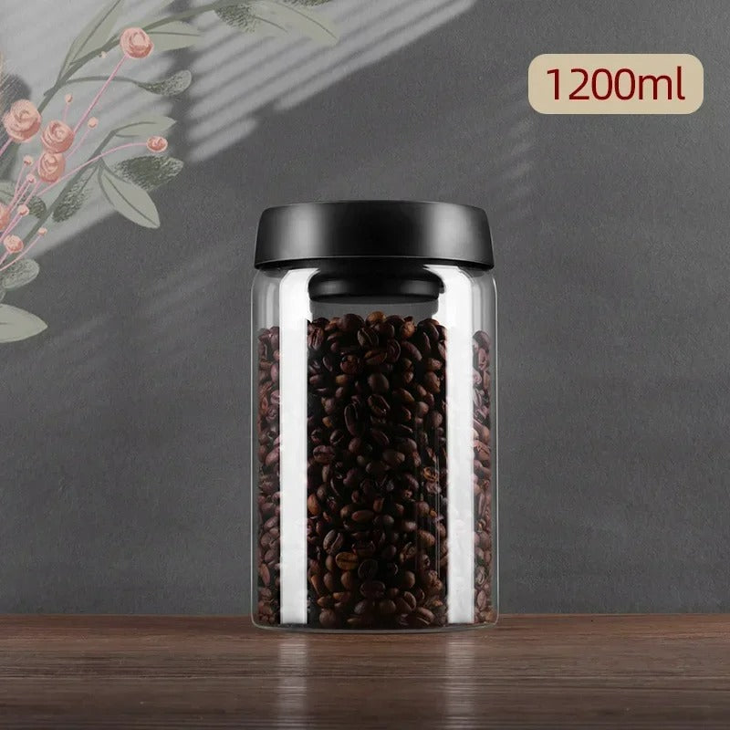 Klarer Aufbewahrungsbehälter für Kaffeebohnen, perfekt zur Frischeerhaltung in Ihrer modernen Küche.