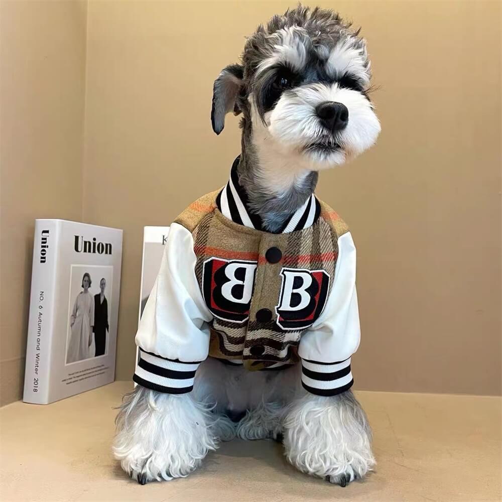 Gemütliche karierte Hundejacke im lässigen Sport-Stil. Robuste Hundemode für Abenteuer und Spiel.