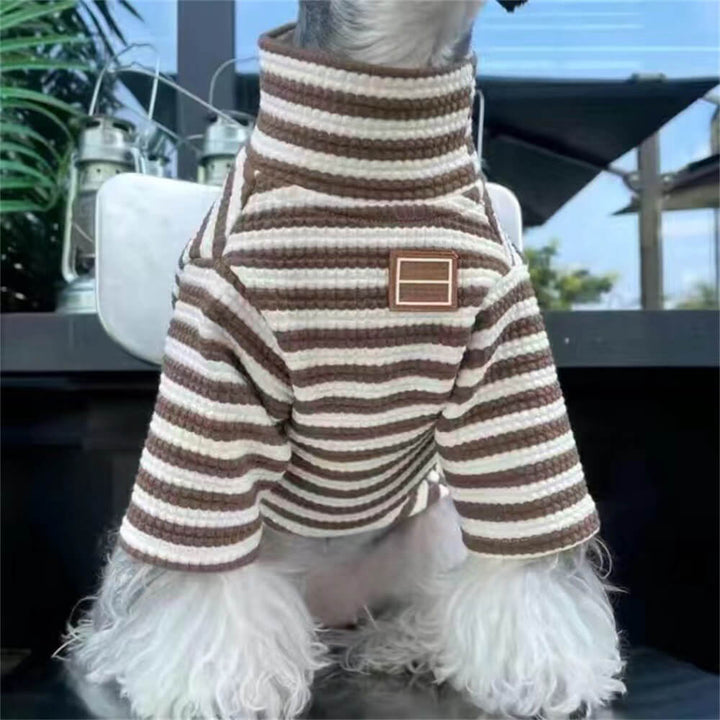 Nahaufnahme der karierten Hundejacke, die den sportlichen Look und das bequeme Material zeigt.