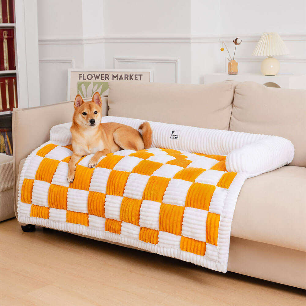 Karierter Sofabezug & Hundematte für Haustiere; gemütlicher Möbelschutz im Wohnzimmer.