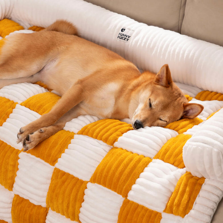Komfortable Hundematte in Karo-Optik; ideal als Sofabezug für entspannte Haustiere.