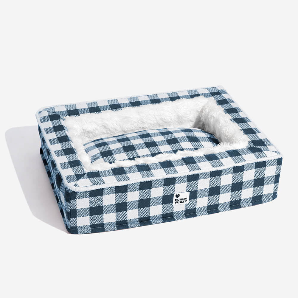 Ein glücklicher Hund ruht auf dem karierten, superweichen Plüsch-Hundebett. Maximaler Komfort.