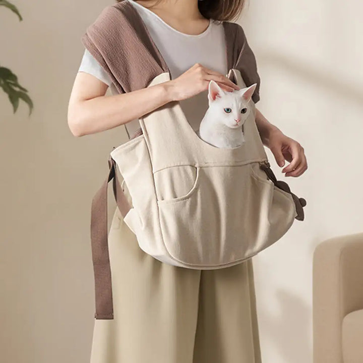 Katze im atmungsaktiven Frontrucksack, sicher und bequem für Reisen und Spaziergänge.