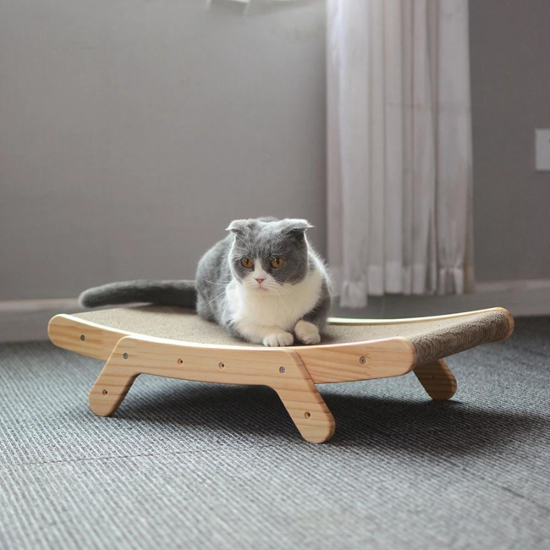 Katzen Kratzbett Luna: Komfortables Liegebett und Kratzbaum für gesunde Krallenpflege.