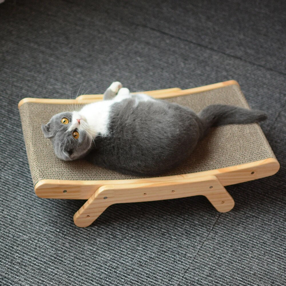 Modernes Katzenmöbel: Kratzbett Luna mit weicher Liegefläche und robustem Kratzbereich für Katzen.